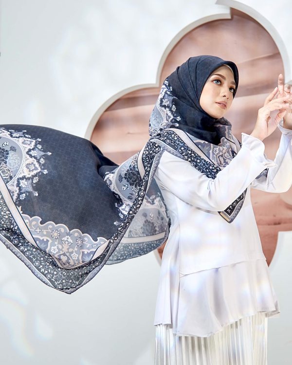 Haniya (Roses Black)